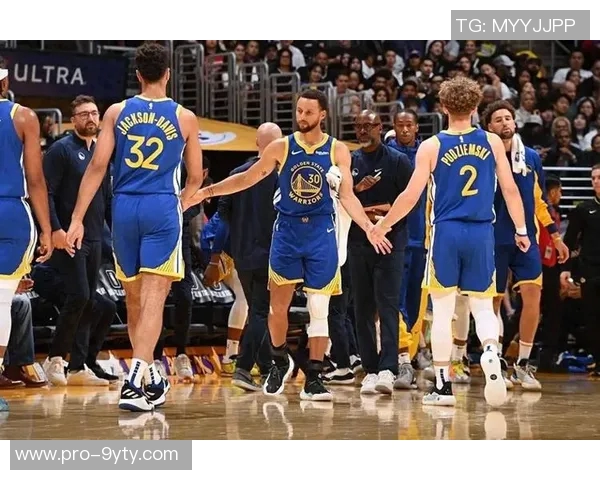 库里赛后与普尔和卢尼深情拥抱展现勇士团队精神永远的家人情谊