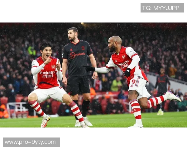 理查兹称赞马杜埃凯与本怀特右路默契配合展现全新风貌